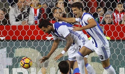 Xavi Prieto (d) anota el primer gol frente al Sporting.