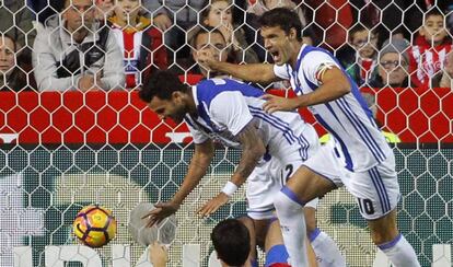 Xavi Prieto (d) anota el primer gol frente al Sporting.