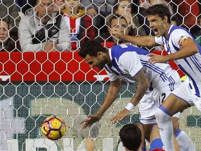 Xavi Prieto (d) anota el primer gol frente al Sporting.