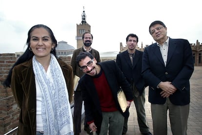 Jacinta Escudos, Fabrizio Mejía, Juan Villoro, Alberto Fuguet y Sergio Ramírez, en la terraza del CaixaFòrum de Barcelona, durante la jornada de 'Literatura Valiente Mundo Nuevo', encuentro de nuevos escritores Latinoamericanos, en 2005.