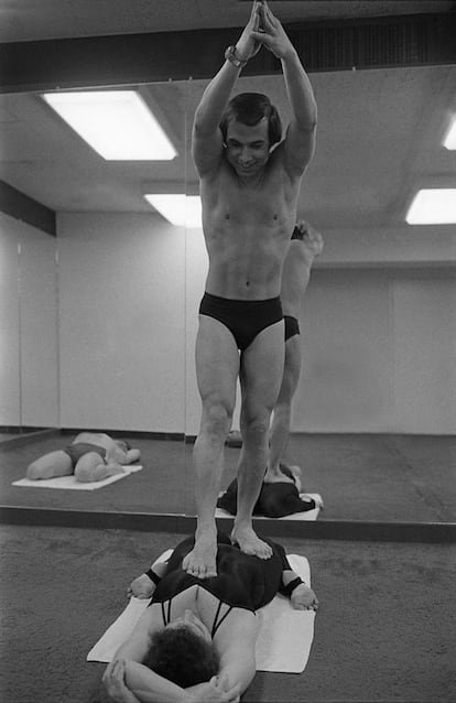 Bikram Choudhury sobre uma aluna em Beverly Hills, Califórnia. (Joan Adlen/Getty Images) 