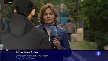 La periodista de Televisión Española, durante una conexión en directo interrumpida por civiles en Jerusalén.