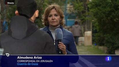 La periodista de Televisión Española, durante una conexión en directo interrumpida por civiles en Jerusalén.