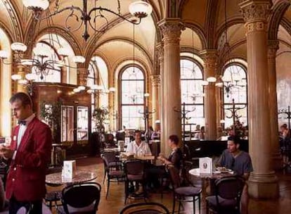 El café Central de Viena (Herrengasse esquina a Stanchgasse), emplazado en el Palais Ferstel, de 1860. El edificio lo ocupaba un banco y se convirtió en café en 1900.