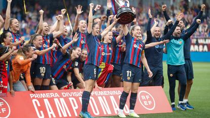 Las jugadoras del Barcelona con la Copa de la Liga F tras ganar al Sporting de Huelva, en el Estadio Johan Cruyff este domingo.