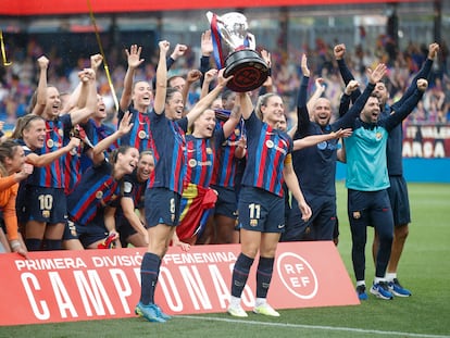 Las jugadoras del Barcelona con la Copa de la Liga F tras ganar al Sporting de Huelva, en el Estadio Johan Cruyff este domingo.