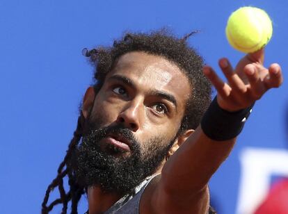 El tenista alemán Dustin Brown devuelve una pelota durante el partido ante el australiano Bernard Tomic, de la segunda jornada del Trofeo Conde de Godó de tenis.