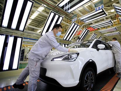 Cadena de montaje de vehículos eléctricos en la planta de Hozon en la ciudad china de Jiaxing.