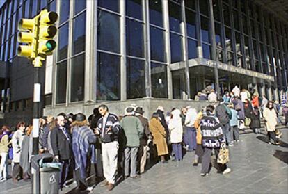 Clientes del Banco de la Republica hacen cola antes de que vuelvan a abrir los bancos en Montevideo.