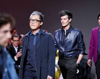 La colección de Hermès de esta primavera-verano es colorista, lujosa (fíjese en la chaqueta de cocodrilo azul) y en el desfile no solo la vistieron modelos, sino también artistas e ‘it-hombres’ locales.