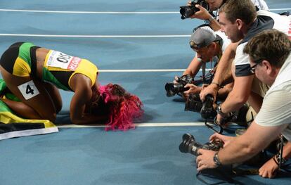 Los fotografos retratan a la jamaicana Fraser-Pryce tras su victoria en los 100m lisos.