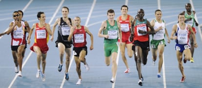 Manuel Olmedo, segundo por la izquierda, mira a sus rivales en la recta de meta de la semifinal de 1.500 metros en el Mundial de Daegu.