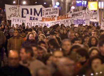 Pancartas entre los miles de manifestantes en la calle de la Paz.