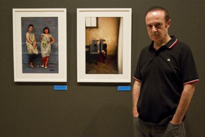 El fotógrafo Miguel Trillo, junto a dos de las obras que presenta en la exposición <i>Complicidades.</i>