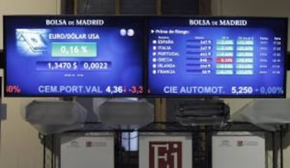 Pantallas instaladas en la Bolsa de Madrid que muestran la evolución de la prima de riesgo de los países europeos en la Bolsa de Madrid. EFE/Archivo