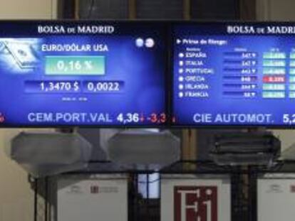 Pantallas instaladas en la Bolsa de Madrid que muestran la evolución de la prima de riesgo de los países europeos en la Bolsa de Madrid. EFE/Archivo