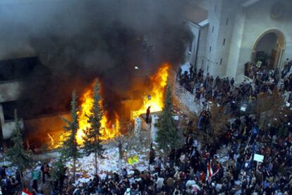 Cientos de manifestantes atacan la Embajada de Dinamarca en Damasco el 4 de febrero de 2006.
