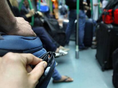 Simulación del hurto de una cartera en la línea 8 del Metro de Madrid.