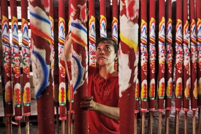 Preparativos para la celebración del Año Nuevo Lunar en Sumatra del Norte, Indonesia. En la imagen, un trabajador pinta una gran bara de incienso.