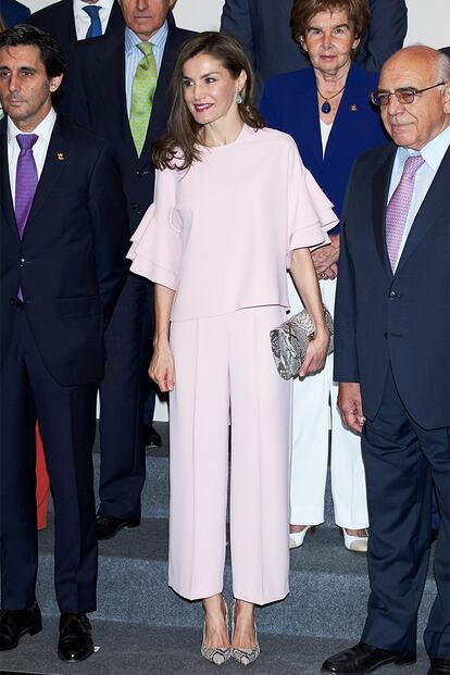 La reina Letizia también es fanática de lucir, de vez en cuando, prendas de firmas low cost como Zara, Mango o Uterqüe. A principio del mes de julio, Doña Letizia se dejó ver en la reunión del Patronato de la Fundación de Ayuda contra la Drogadicción con un conjunto de top y pantalón rosa palo de Zara.