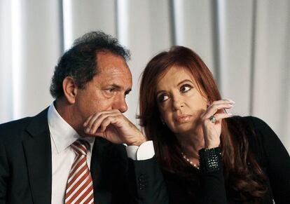 La presidenta argentina, Cristina Fern&aacute;ndez, habla con el gobernador de Buenos Aires, Daniel Scioli.