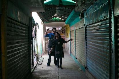 Fernando Vera y Tania Navarrete, dueños de la Librería Navegui, en el interior del mercado del Carmen, en Nezahualcóyotl. 