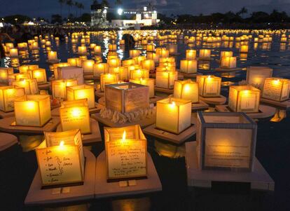 Velas flotantes en homenaje a los budistas víctimas de la guerra, el hambre y los desastres naturales en el Memorial Day, en Ala Moana Beach Park in Honolulu, Hawai (EE.UU). 26 de mayo de 2014.