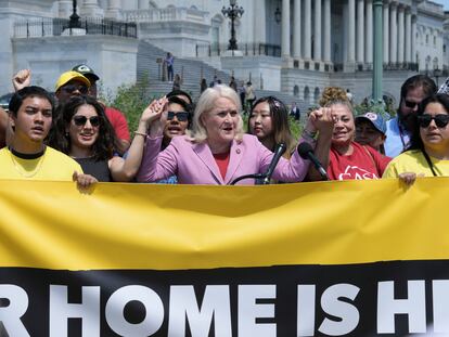 La congresista demócrata por Texas, Sylvia García (c), participa en una rueda de prensa de organizaciones proinmigrantes.