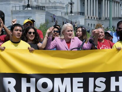 La congresista demócrata por Texas, Sylvia García (c), participa en una rueda de prensa de organizaciones proinmigrantes.