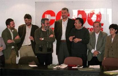 Cándido Méndez y José María Fidalgo (en el centro), ayer en la sede de Comisiones Obreras.