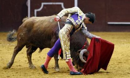 El Juli, con la muleta en el primero de la tarde, al que le cortó una oreja.