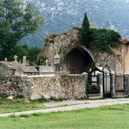 Cementerio y ábside de la ermita de Ruesga, en Cantabria.