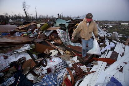 Shannon Steele busca las posesiones de su madre despu&eacute;s de que su casa haya quedado destrozada por el tornado en Marysville, Indiana.  