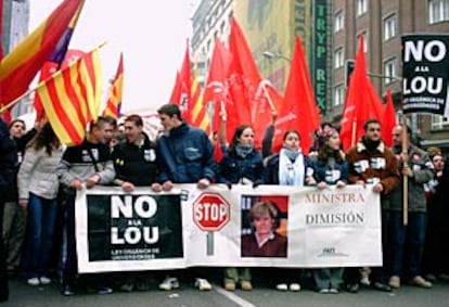 Una de las marchas estaba encabezada por una pancarta que reclamaba la retirada de la ley y la dimisión de la ministra de Educación y Cultura. (BERNARDO MARÍN)