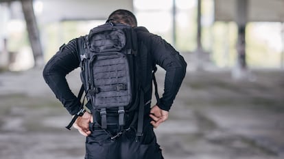 Un hombre llevando una Mochila militar.