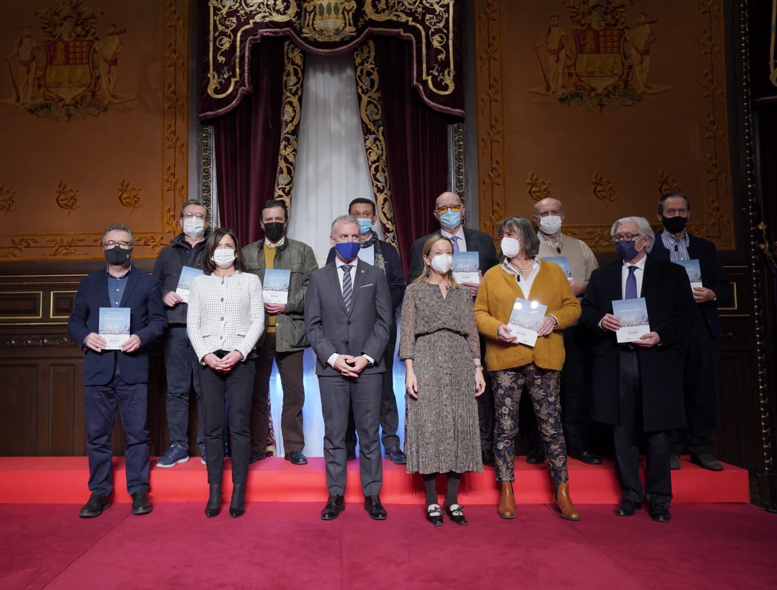El lehendakari Urkullu junto a representantes de asociaciones pacifistas en el acto del Día de la Memoria.