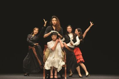 Escena de 'Bodas de sangre' del coreano Lee Youn-Taek y su compañía Theatre Troupe Georipae.