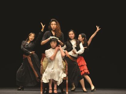 Escena de 'Bodas de sangre' del coreano Lee Youn-Taek y su compañía Theatre Troupe Georipae.