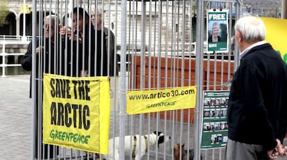 Una joven enjaulada en el acto de solidaridad de Greenpeace.