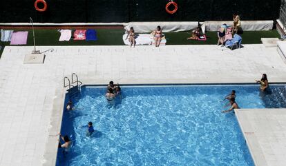 Piscina comunitaria en una urbanización de Madrid.