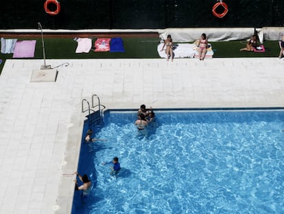 Piscina comunitaria en una urbanización de Madrid.