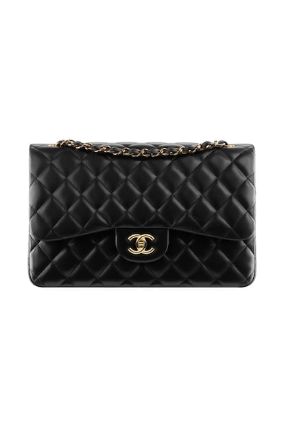 El bolso de Coco. El 2.55 de Chanel nace en 1955 con el deseo de la gran diseñadora de liberar a las mujeres de los comunes bolsos de mano de la época (nada prácticos para la mujer trabajadora). Resultado: un bolso acolchado con cadena dorada que se ha convertido en todo un emblema de la firma, con 18 horas de trabajo a su espalda y entre seis y quince personas involucradas en su proceso.