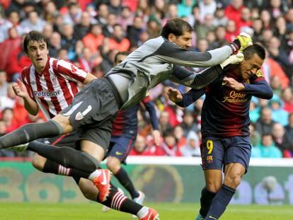 Iraizoz despeja el balón ante Alexis