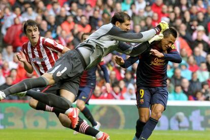 Iraizoz despeja el balón ante Alexis