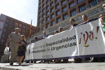 Protesta de médicos de urgencias ante el Ministerio de Sanidad.