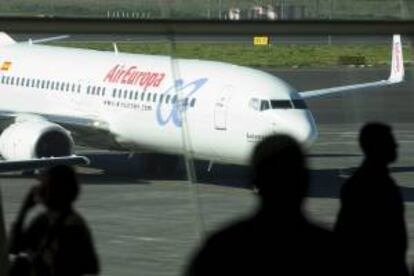 Un avión de Air Europa rueda por la plataforma del aeropuerto canario de Tenerife Norte. EFE/Archivo