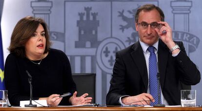 La vicepresidenta del Gobierno, Soraya Saenz de Santamaria, y el ministro de Sanidad, Alfonso Alonso durante la rueda de prensa posterior al último Consejo de Ministros.