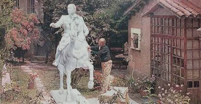 Viladomat acabando la escultura ecuestre antes de llevarla a la fundición en una imagen que puede verse en la exposición del Born.