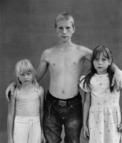 Escolares: Rasma Svalbe (2002), Jānis Svalbe (1992) y Santa Svalbe (2001), 2010. © Māris Maskalāns