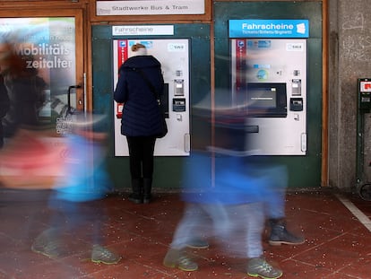 Una máquina de venta de billetes en Augsburgo, Alemania.